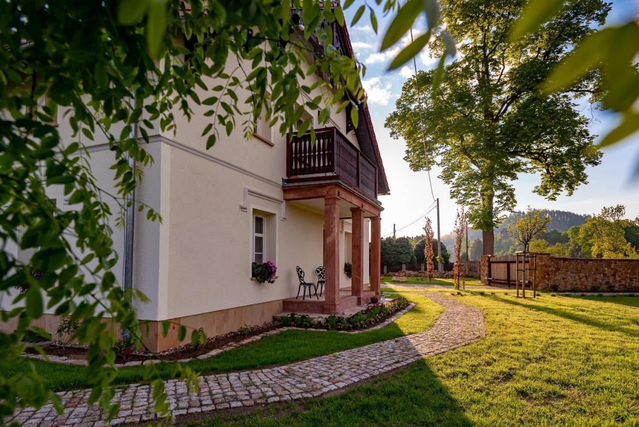 Dworek Wojanow Exteriör bild