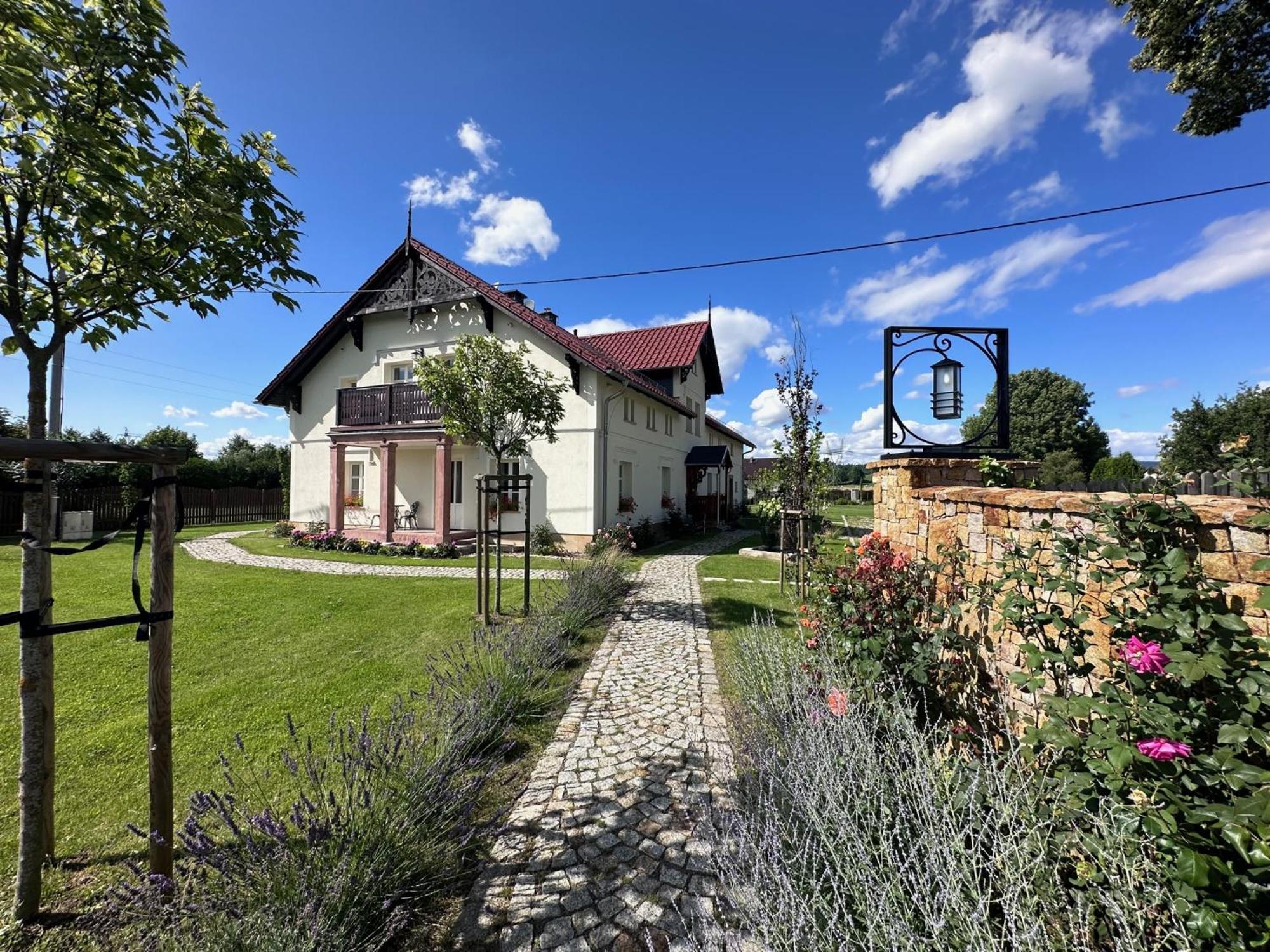Dworek Wojanow Exteriör bild